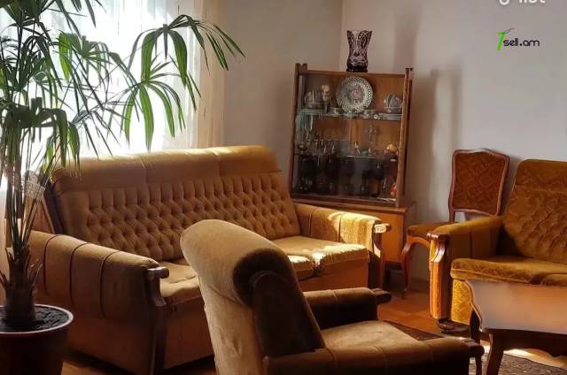 4 սենյականոց բնակարան Դրոյի փողոցում, 117 ք.մ., 2/5 հարկ, կոսմետիկ վերանորոգում, քարե շենք