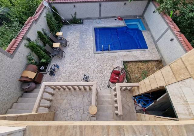 Երեք հարկանի քարե տուն, Նորք-Մարաշ վարչական շրջան Նորք Մարաշում, 300 ք.մ., 3+ սանհանգույց