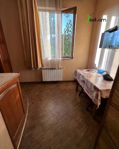 3 սենյականոց բնակարան, Hanrapetutyan Street, 85 քմ, նախավերջին հարկ, բարձր առաստաղներ