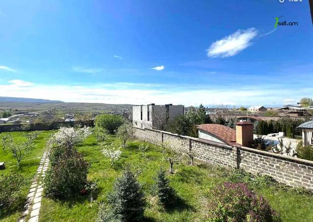 Երկու հարկանի տուն Պարույր Սևակ թաղ 16-րդ փողոցում Ավանում, 300 ք.մ., 3+ սանհանգույց