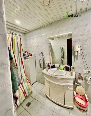 3 սենյականոց բնակարան Սայաթ-Նովայի պողոտայում, 112 քմ, նախավերջին հարկ, եվրովերանորոգված, քարե շենք