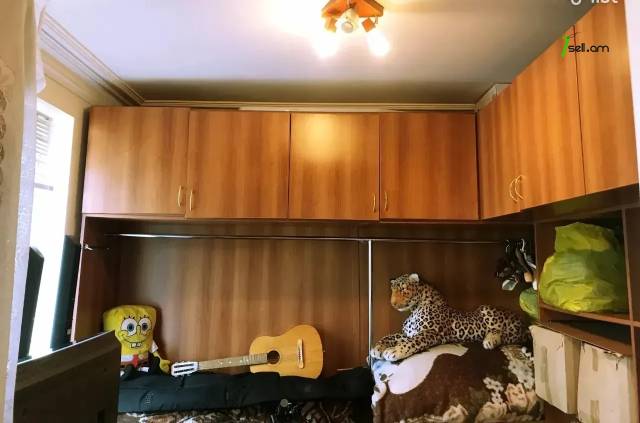 4 սենյականոց բնակարան Արամ Խաչատրյան փողոցում, 113 ք.մ., 3/5 հարկ, կապիտալ վերանորոգված, քարե շենք