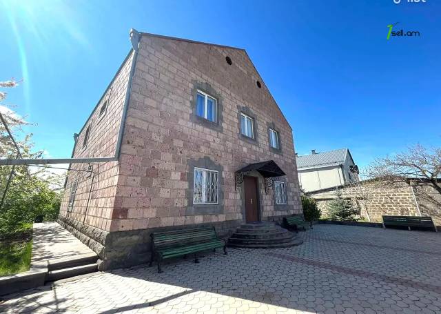 Երկու հարկանի տուն Պարույր Սևակ թաղ 16-րդ փողոցում Ավանում, 300 ք.մ., 3+ սանհանգույց