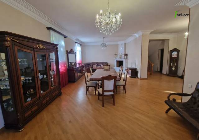 Երեք հարկանի քարե տուն Այգեկցու փողոցում Արաբկիրում, 430 ք.մ., 3+ սանհանգույց, կապիտալ վերանորոգված