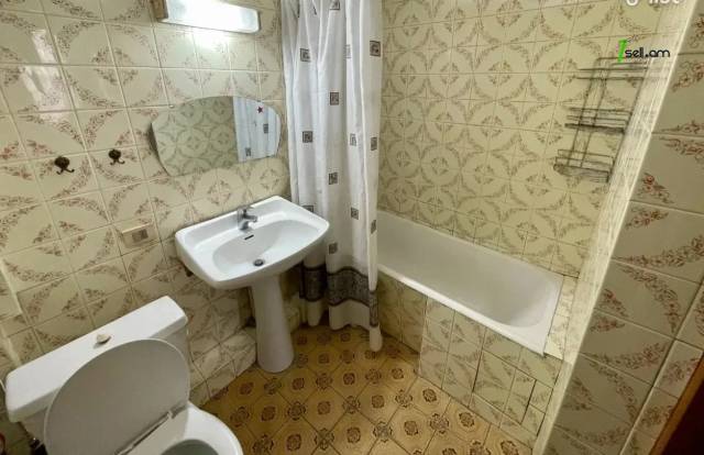 2 սենյականոց բնակարան Նաիրի Զարյան փողոցում, 46 քմ, նախավերջին հարկ, մասնակի վերանորոգում, քարե շենք