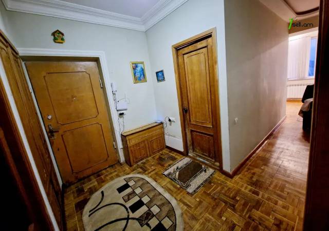 3 սենյականոց բնակարան Էրեբունու փողոցում, 78 ք.մ., կապիտալ վերանորոգված, քարե շենք