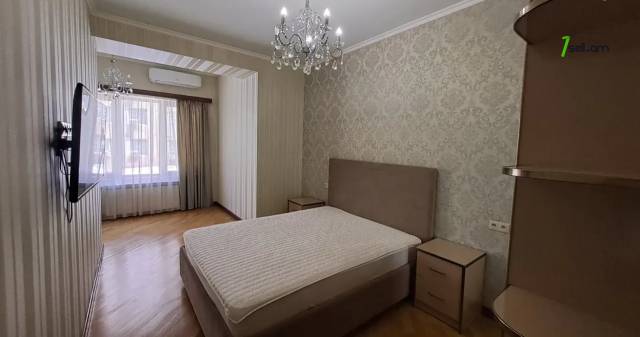 3 սենյականոց բնակարան Սայաթ-Նովայի պողոտայում, 105 քմ, 2/5 հարկ, 2 սանհանգույց, մի քանի պատշգամբ