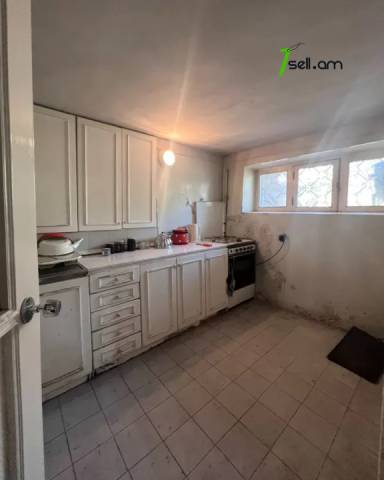 Երեք հարկանի քարե տուն Մարշալ Բաղրամյան պողոտայում Արաբկիրում, 840 ք.մ., 2 սանհանգույց