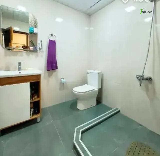 Երեք հարկանի քարե տուն Սարի Թաղ 3-րդ փողոցում Էրեբունիում, 131 քմ, 3+ սանհանգույց