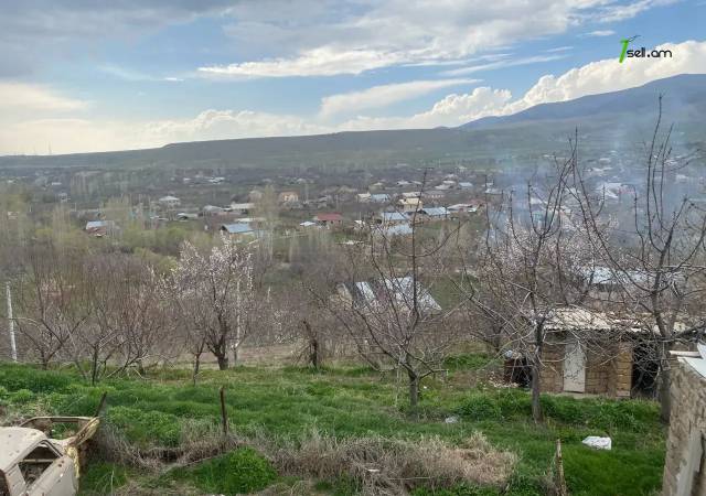 Մեկ հարկանի քարե տուն 1-ին փողոցում Գառնիում, 125 ք.մ., 2 սանհանգույց
