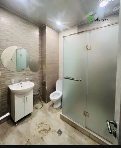 3 սենյականոց բնակարան նորակառույց շենքում Գրիբոյեդով փողոցում, 80 ք.մ., բարձր առաստաղներ, 4/15 հարկ