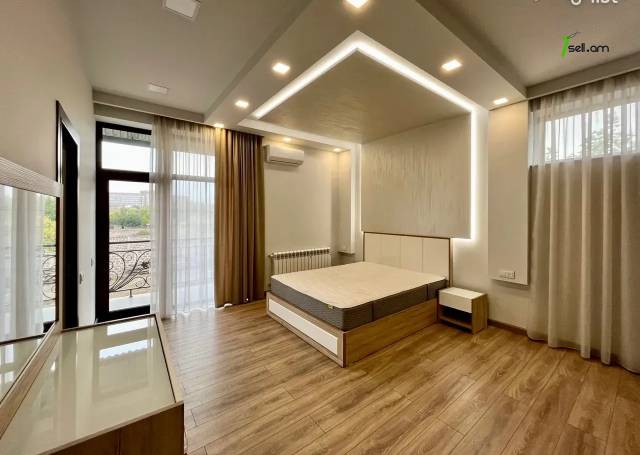 Երկու հարկանի տուն Էզրաս Հասրաթյան փողոցում Քանաքեռ Զեյթունում, 300 ք.մ., 3+ սանհանգույց