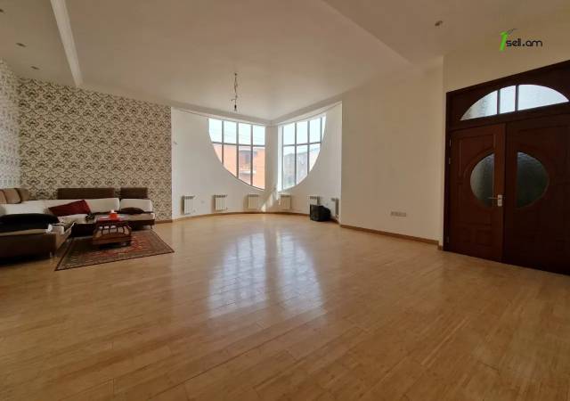 Երեք հարկանի քարե տուն, Նոյ թաղամաս Աջափնյակում, 600 ք.մ., 3+ սանհանգույց, եվրովերանորոգված