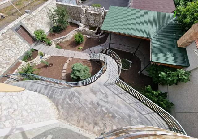 Երեք հարկանի քարե տուն, Նոյ թաղամաս Աջափնյակում, 600 ք.մ., 3+ սանհանգույց, եվրովերանորոգված