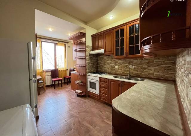 3 սենյականոց բնակարան, Komitas Ave, 130 քմ, նախավերջին հարկ, 2 սանհանգույց, բարձր առաստաղներ