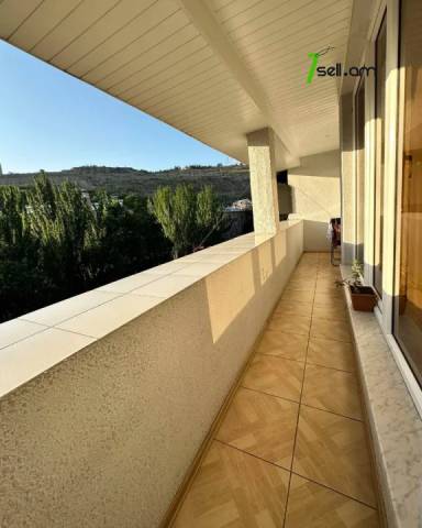 4 սենյականոց բնակարան Մեսրոպ Մաշտոցի պողոտայում, 135 ք.մ., 2 սանհանգույց, կապիտալ վերանորոգված