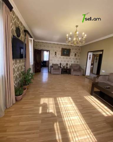 Մեկ հարկանի քարե տուն Ղափանցյան փողոցում Արաբկիրում, 300 ք.մ., եվրովերանորոգված