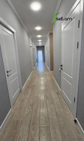 Երկու հարկանի տուն Դավիթ Բեկի փողոցում Էրեբունիում, 1400 քմ, կապիտալ վերանորոգված