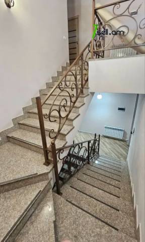 Երեք հարկանի քարե տուն Արցախի պողոտայում Էրեբունիում, 460 ք.մ., 3+ սանհանգույց, կապիտալ վերանորոգված