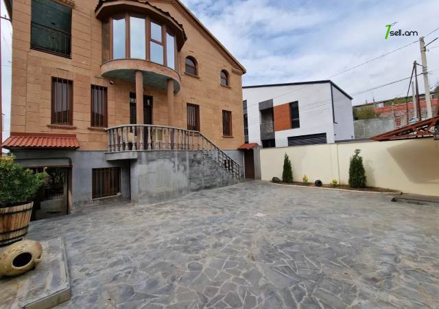 Երեք հարկանի քարե տուն Կարապետյան փողոցում Աջափնյակում, 470 ք.մ., 3+ սանհանգույց