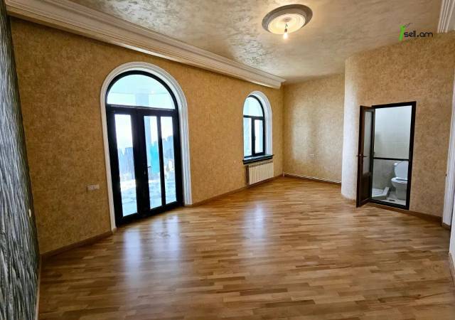 Երեք հարկանի քարե տուն Նորքի 9-րդ փողոցում Նորք Մարաշում, 1400 քմ, 3+ սանհանգույց