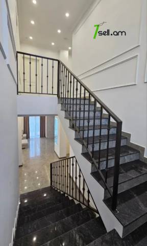 Երկու հարկանի քարե տուն Բագրևանդի 42-րդ փողոցում Նոր Նորքում, 1000 քմ, 3+ սանհանգույց