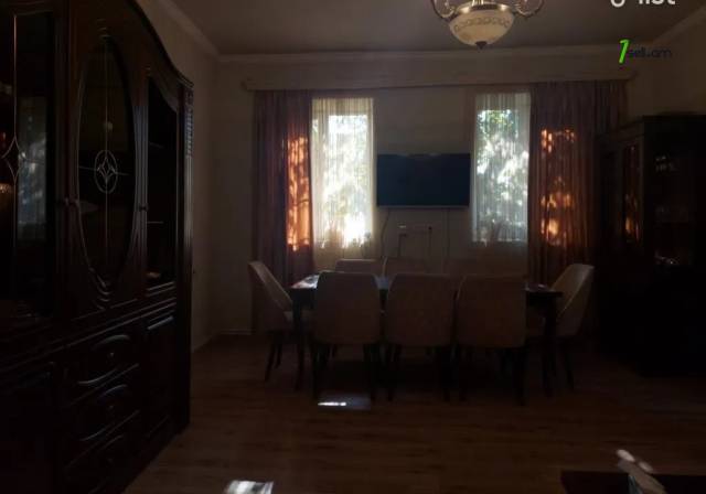 Մեկ հարկանի քարե տուն Սիլիկյան 12-րդ փողոցում Աջափնյակում, 500 ք.մ., 3+ սանհանգույց