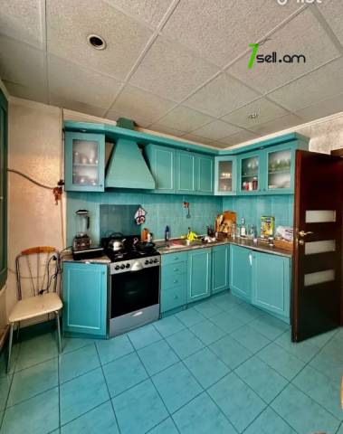 3 սենյականոց բնակարան Սայաթ-Նովայի պողոտայում, 112 քմ, նախավերջին հարկ, եվրովերանորոգված, քարե շենք