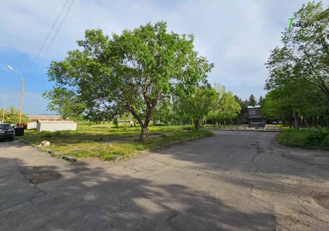 1 սենյականոց բնակարան Պիոներական փողոցում, 18 քմ, նախավերջին հարկ, կապիտալ վերանորոգված, քարե շենք