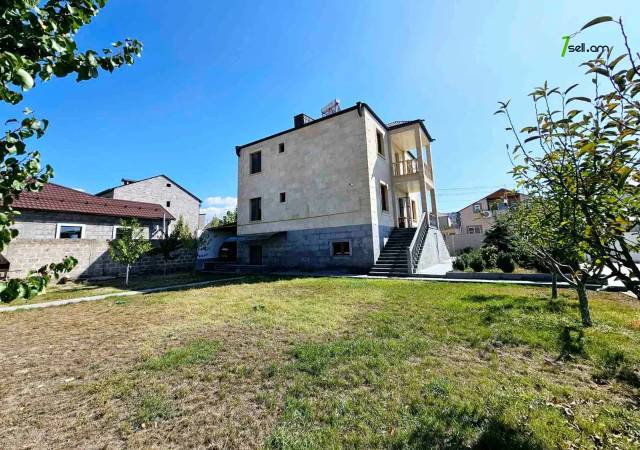 Երկու հարկանի տուն Մհեր Մկրտչյան փողոցում Ավանում, 1080 ք.մ., 3+ սանհանգույց, կապիտալ վերանորոգված