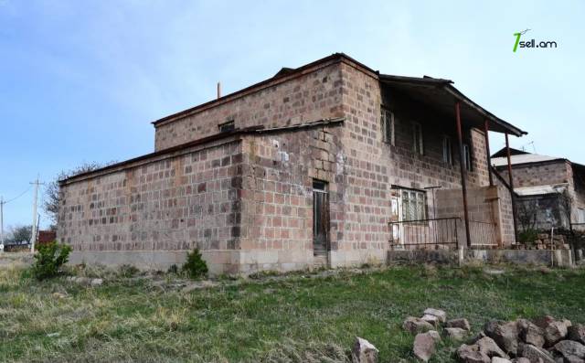 Երկու հարկանի քարե տուն 6-րդ փողոցում Հացիկում, 203 քմ, 2 սանհանգույց