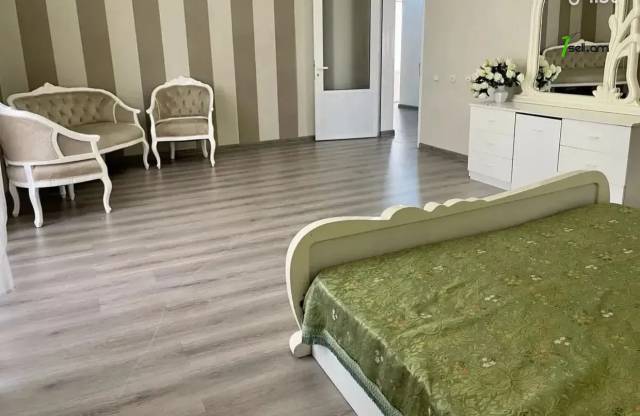 Չորս հարկանի քարե տուն Սիմեոն Երևանցու փողոցում կենտրոնում, 550 քմ, 3+ սանհանգույց