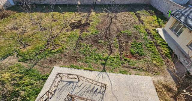 Չորս հարկանի քարե տուն Սիլիկյան 4-րդ փողոցում Աջափնյակում, 2480 ք.մ., 3+ սանհանգույց, մեծ հողամաս