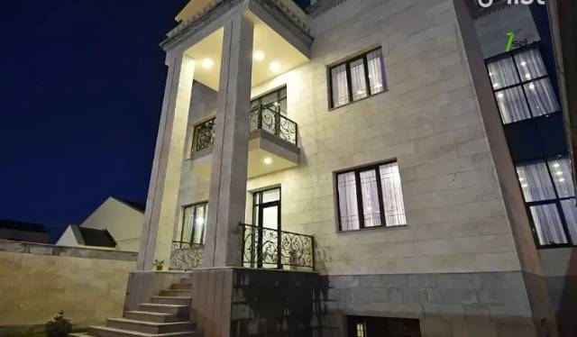 Երեք հարկանի քարե տուն Պարույր Սևակի փողոցում Ավանում, 500 ք.մ., 3+ սանհանգույց
