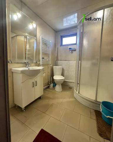 Երկու հարկանի քարե տուն 15-րդ փողոցում Շենգավիթում, 597 քմ, 2 սանհանգույց, կոսմետիկ վերանորոգում