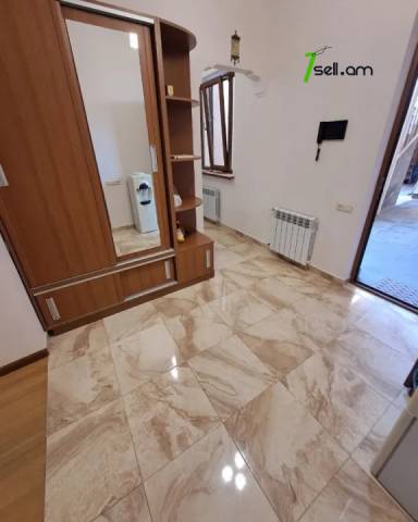 3 սենյականոց բնակարան Էրեբունու փողոցում, 75 ք.մ., 1/2 հարկ, կապիտալ վերանորոգված, քարե շենք