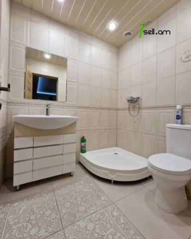 Երկու հարկանի քարե տուն Ժակ Իվ Կուստոյի փողոցում Էրեբունիում, 390 ք.մ., 3+ սանհանգույց