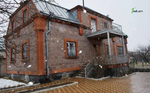 Երկու հարկանի քարե ամառանոց Մայիսյանում, 421 քմ, 2 սանհանգույց, եվրովերանորոգված