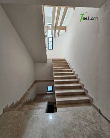 Երեք հարկանի քարե տուն Գևորգ Վարդանյան փողոցում Արաբկիրում, 1660 քմ, 3+ սանհանգույց