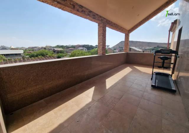 Երկու հարկանի քարե ամառանոց 12-րդ փողոցում Պտղնիում, 600 ք.մ., 3+ սանհանգույց, եվրովերանորոգված