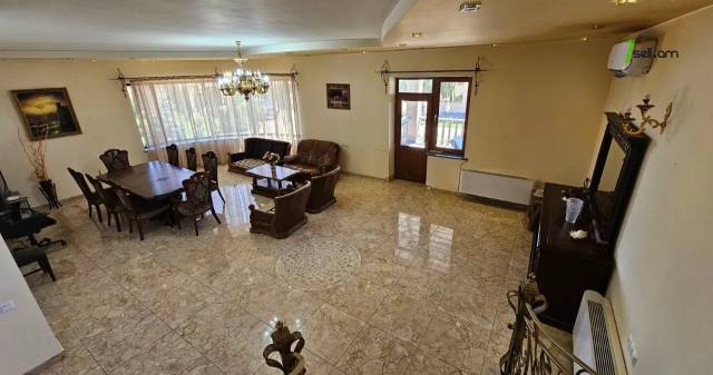 Երկու հարկանի քարե տուն Սիլիկյանի 5-րդ փողոցում Աջափնյակում, 3000 քմ, 2 սանհանգույց, մեծ հողամաս