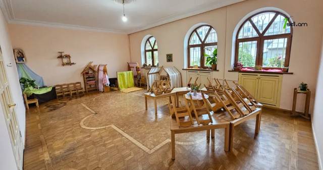 Երեք հարկանի քարե տուն Ազատության պողոտայում Արաբկիրում, 900 քմ, 3+ սանհանգույց