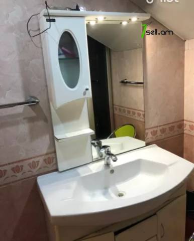 3 սենյականոց բնակարան Կարապետ Ուլնեցու փողոցում, 105 ք.մ., 2 սանհանգույց, բարձր առաստաղներ, 1/3 հարկ