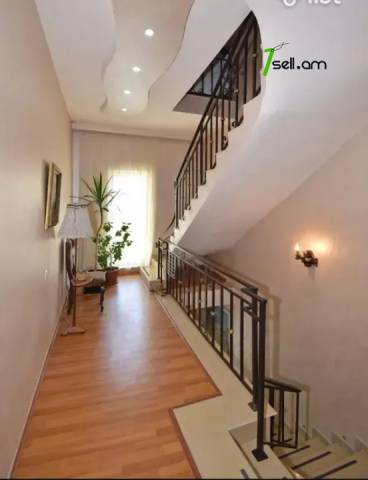 Երեք հարկանի քարե տուն, Նորաշեն թաղամաս Աջափնյակում, 150 ք.մ., 3+ սանհանգույց, եվրովերանորոգված