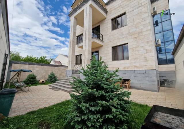 Երեք հարկանի տուն Պարույր Սևակի փողոցում Ավանում, 800 ք.մ., 3+ սանհանգույց, կապիտալ վերանորոգված