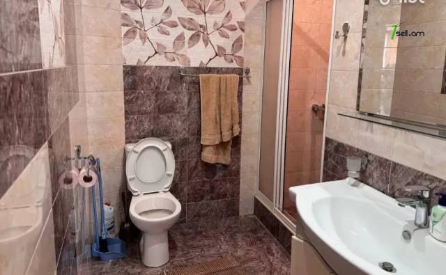 4 սենյականոց բնակարան, Իսահակյան թաղամաս, 130 քմ, 2/2 հարկ, 2 սանհանգույց, բարձր առաստաղներ