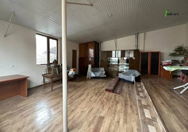 Երկու հարկանի քարե տուն Մարշալ Բաղրամյան պողոտայում Արաբկիրում, 130 ք.մ., 2 սանհանգույց