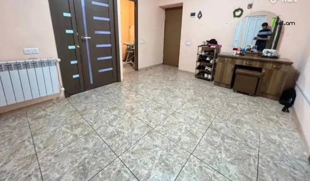 4 սենյականոց բնակարան Գուսան Շերամի փողոցում, 100 քմ, կապիտալ վերանորոգված, քարե շենք