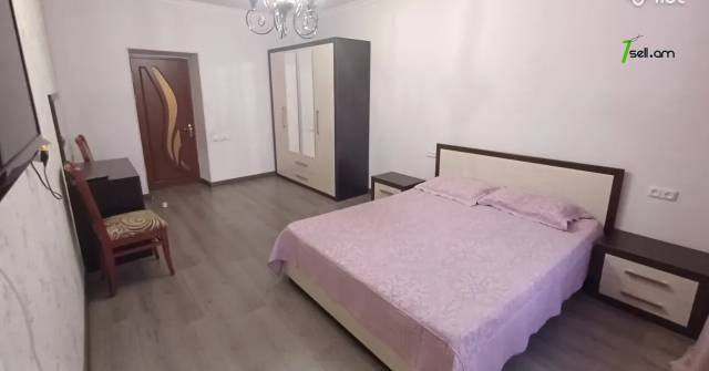 3 սենյականոց բնակարան Աբովյան փողոցում, 87 ք.մ., 3/5 հարկ, կապիտալ վերանորոգված, քարե շենք