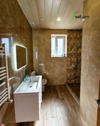 Երեք հարկանի քարե տուն Բագրևանդի փողոցում Նոր Նորքում, 1560 ք.մ., 3+ սանհանգույց